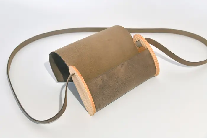 Jenny XS aus geschliffenem PullUp-Wasserbüffel-Blankleder in graubraun mit Eschenholz