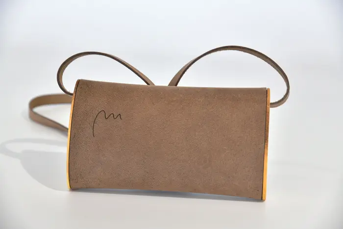 Ledertasche, Jenny XS aus geschliffenem PullUp-Wasserbüffel-Blankleder in graubraun mit Orangenholz aus La Palma, Unikat, hergestellt auf La Palma, Kanarische Inseln, Spanien, Europa