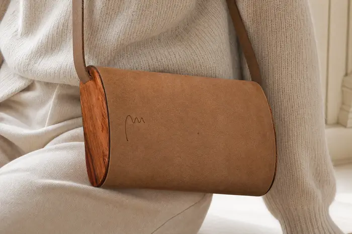Frau trägt Ledertasche Modell Jenny S Art. 26047, Unikat, hergestellt auf La Palma, Kanarische Inseln, Spanien, Europa