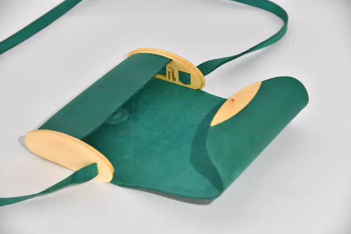 Jenny XS aus geschliffenem PullUp-Wasserbüffel-Blankleder in minttürkis mit Silbereichenholz aus La Palma