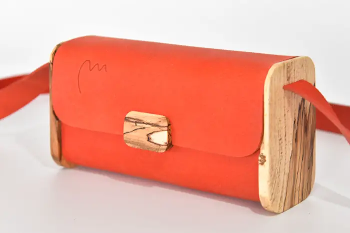 Ledertasche, Timo S aus geschliffenem PullUp-Wasserbüffel-Blankleder in orange mit gestocktem Buchenholz aus Deutschland, Unikat, hergestellt auf La Palma, Kanarische Inseln, Spanien, Europa