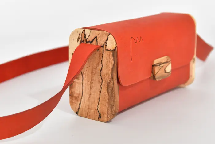 Timo S aus geschliffenem PullUp-Wasserbüffel-Blankleder in orange mit gestocktem Buchenholz aus Deutschland