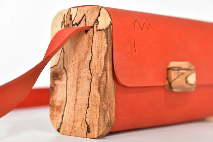 Ledertasche, Timo S aus geschliffenem PullUp-Wasserbüffel-Blankleder in orange mit gestocktem Buchenholz aus Deutschland, Unikat, hergestellt auf La Palma, Kanarische Inseln, Spanien, Europa