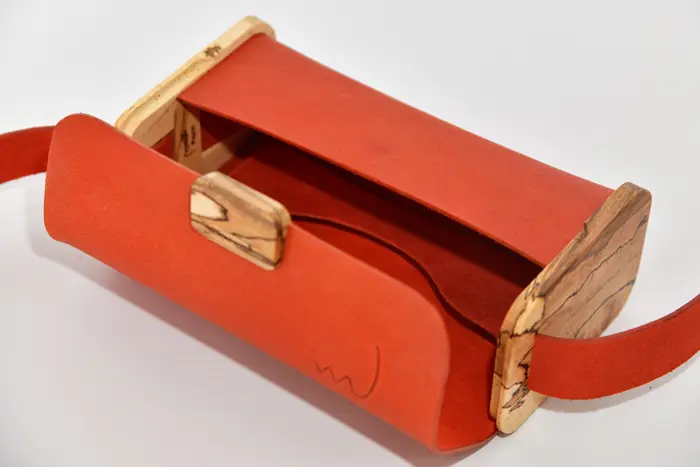 Ledertasche, Timo S aus geschliffenem PullUp-Wasserbüffel-Blankleder in orange mit gestocktem Buchenholz aus Deutschland, Unikat, hergestellt auf La Palma, Kanarische Inseln, Spanien, Europa
