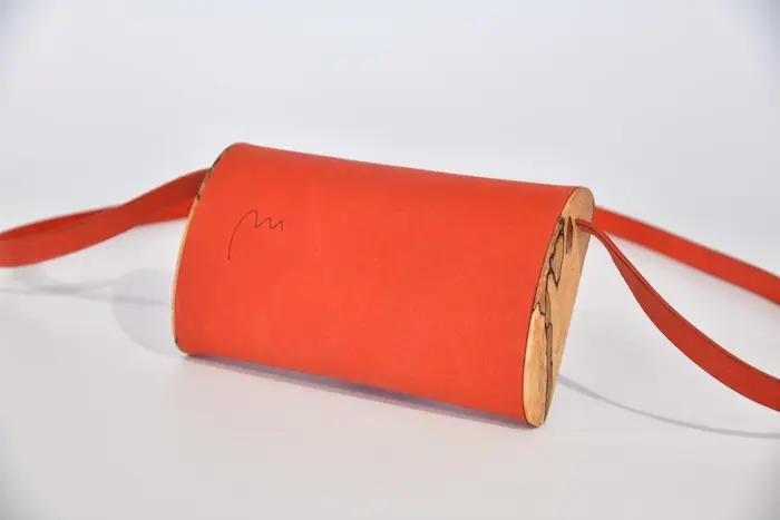 Jenny XS aus geschliffenem PullUp-Wasserbüffel-Blankleder in orange mit gestocktem Buchenholz aus Deutschland