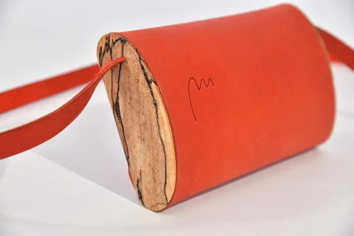 Jenny XS aus geschliffenem PullUp-Wasserbüffel-Blankleder in orange mit gestocktem Buchenholz aus Deutschland