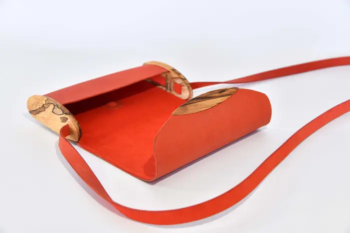 Jenny XS aus geschliffenem PullUp-Wasserbüffel-Blankleder in orange mit gestocktem Buchenholz aus Deutschland