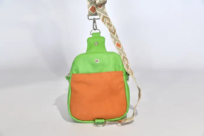Ledertasche, Adrian M aus vollnarbig, pflanzlich softem Rindsleder in apfelgrün und geschliffenem Nubuk-Rindsleder in cognac, Unikat, hergestellt auf La Palma, Kanarische Inseln, Spanien, Europa