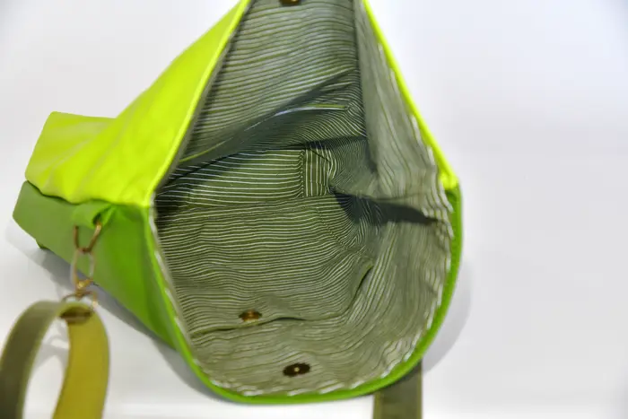 Ledertasche, Sam Dia M aus kräftig weichem Rindsleder in apfelgrün und Nappa-Wasserbüffelleder in neongrün, Unikat, hergestellt auf La Palma, Kanarische Inseln, Spanien, Europa