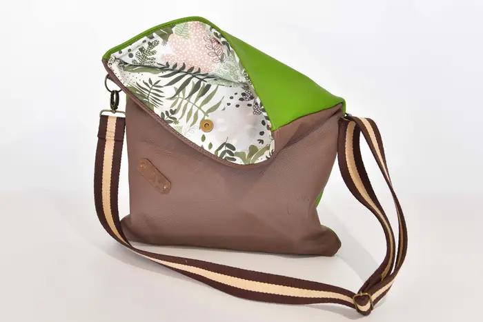 Ledertasche, Sam Dia M aus kräftig weichem, apfelgrünem und rosenholzfarbenem Rindsleder, Unikat, hergestellt auf La Palma, Kanarische Inseln, Spanien, Europa