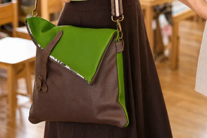 Frau trägt Ledertasche Modell Sam dia M Art. 25077, Unikat, hergestellt auf La Palma, Kanarische Inseln, Spanien, Europa