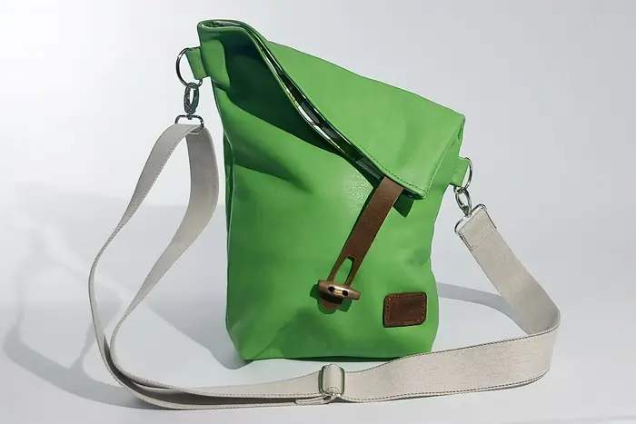 Ledertasche, Sam blando S aus vollnarbig pflanzlich softem Rindsleder in apfelgrün, Unikat, hergestellt auf La Palma, Kanarische Inseln, Spanien, Europa
