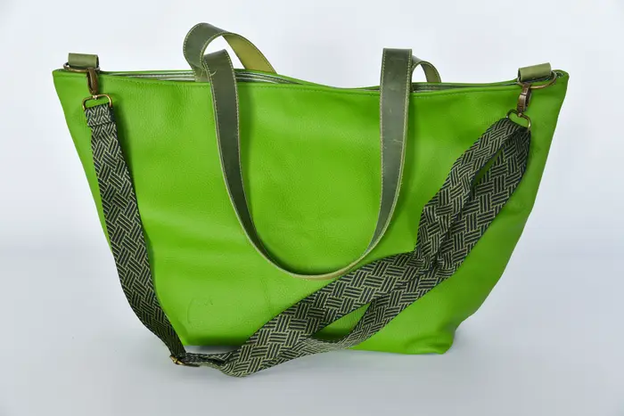 Ledertasche, Sarah playa L aus kräftig weichem, apfelgrünem Rindsleder Schultergurte aus Dickleder, Unikat, hergestellt auf La Palma, Kanarische Inseln, Spanien, Europa