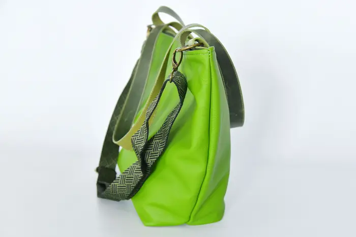 Ledertasche, Sarah playa L aus kräftig weichem, apfelgrünem Rindsleder Schultergurte aus Dickleder, Unikat, hergestellt auf La Palma, Kanarische Inseln, Spanien, Europa
