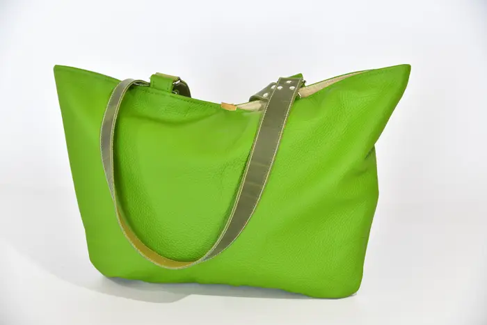 Ledertasche, Sarah S aus kräftig weichem, apfelgrünem Rindsleder und Schultergurten aus Dickelder, Unikat, hergestellt auf La Palma, Kanarische Inseln, Spanien, Europa
