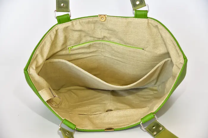 Ledertasche, Sarah S aus kräftig weichem, apfelgrünem Rindsleder und Schultergurten aus Dickelder, Unikat, hergestellt auf La Palma, Kanarische Inseln, Spanien, Europa