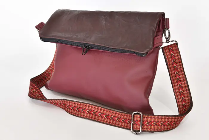 Sam flex M aus Anilin-Nappa-Rindsleder in aubergine und rotbraun