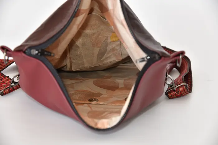 Sam flex M aus Anilin-Nappa-Rindsleder in aubergine und rotbraun