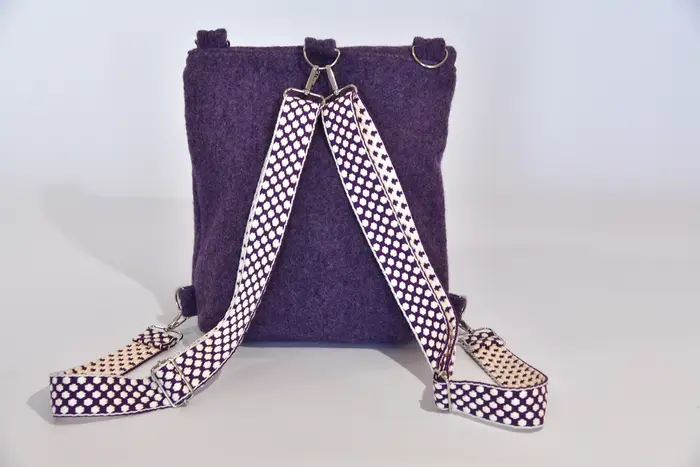 handgefertigte Tasche aus Walkloden, Ainoha M aus Walkloden aus 100% Schafschurwolle in aubergine, Unikat, hergestellt auf La Palma, Kanarische Inseln, Spanien, Europa