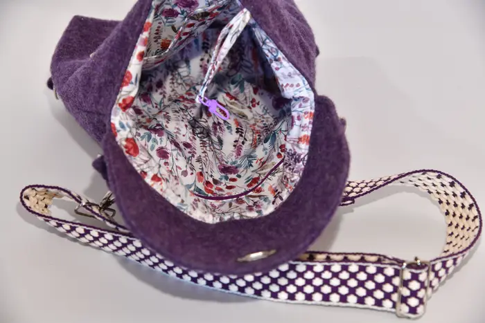 Ainoha M aus Walkloden aus 100% Schafschurwolle in aubergine