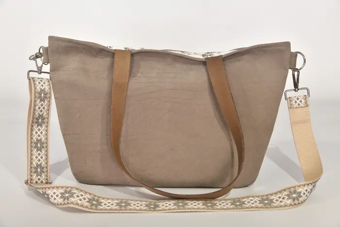 Ledertasche, Sarah S aus geschliffenem Nubuk-Wasserbüffelleder in babyelefantengrau und Schultergurten aus Dickelder, Unikat, hergestellt auf La Palma, Kanarische Inseln, Spanien, Europa
