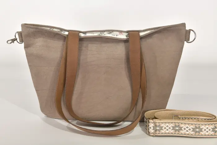 Ledertasche, Sarah S aus geschliffenem Nubuk-Wasserbüffelleder in babyelefantengrau und Schultergurten aus Dickelder, Unikat, hergestellt auf La Palma, Kanarische Inseln, Spanien, Europa