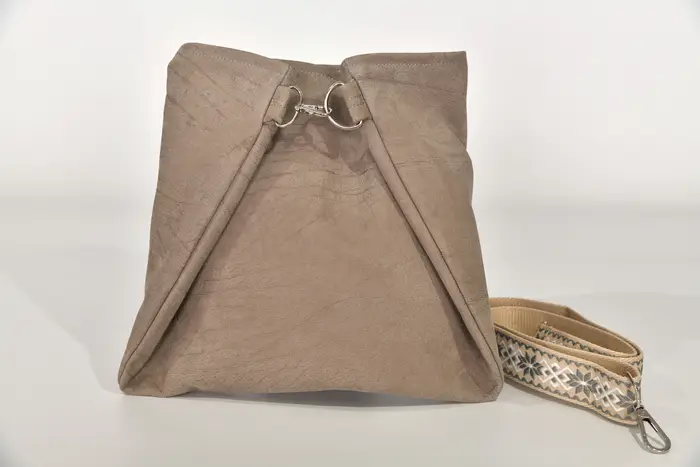 Ledertasche, Sarah S aus geschliffenem Nubuk-Wasserbüffelleder in babyelefantengrau und Schultergurten aus Dickelder, Unikat, hergestellt auf La Palma, Kanarische Inseln, Spanien, Europa