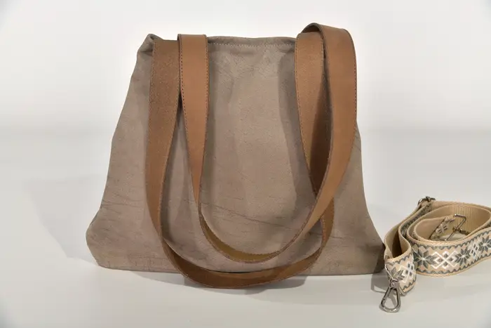 Ledertasche, Sarah S aus geschliffenem Nubuk-Wasserbüffelleder in babyelefantengrau und Schultergurten aus Dickelder, Unikat, hergestellt auf La Palma, Kanarische Inseln, Spanien, Europa