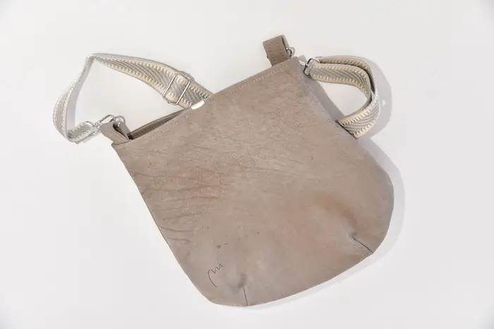 bolso de cuero, Iris M en nobuk de búfalo de agua gris elefantito, pieza única, fabricada en La Palma, Islas Canarias, España, Europa