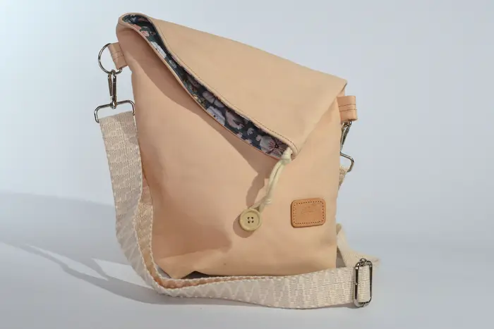 Sam blando S aus vollnarbig ungefärbtem, pflanzlich softem Rindsleder in beige, Unikat, hergestellt auf La Palma, Kanarische Inseln, Spanien, Europa