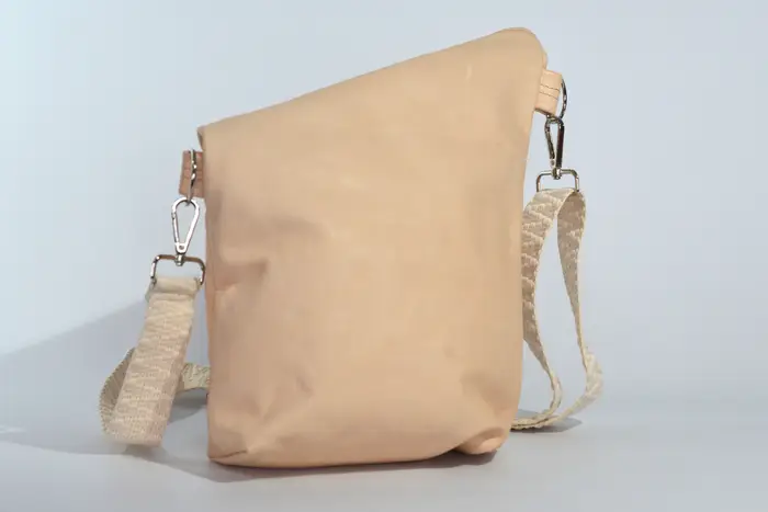 Sam blando S aus vollnarbig ungefärbtem, pflanzlich softem Rindsleder in beige