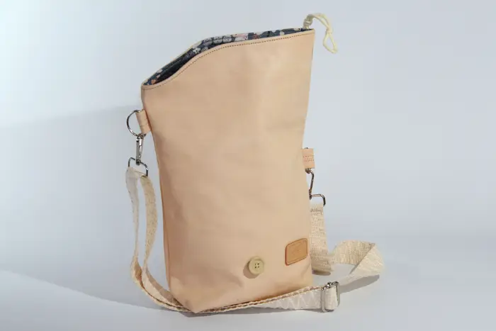Sam blando S aus vollnarbig ungefärbtem, pflanzlich softem Rindsleder in beige