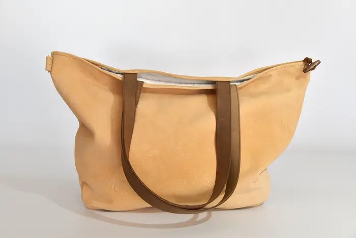 Ledertasche, Sarah M aus geschliffenem Nubuk-Wasserbüffelleder in beige und Schultergurten aus Dickelder, Unikat, hergestellt auf La Palma, Kanarische Inseln, Spanien, Europa