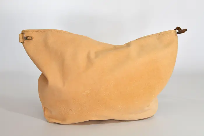 Ledertasche, Sarah M aus geschliffenem Nubuk-Wasserbüffelleder in beige und Schultergurten aus Dickelder, Unikat, hergestellt auf La Palma, Kanarische Inseln, Spanien, Europa