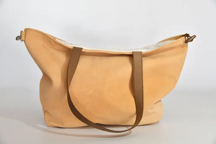 Ledertasche, Sarah M aus geschliffenem Nubuk-Wasserbüffelleder in beige und Schultergurten aus Dickelder, Unikat, hergestellt auf La Palma, Kanarische Inseln, Spanien, Europa