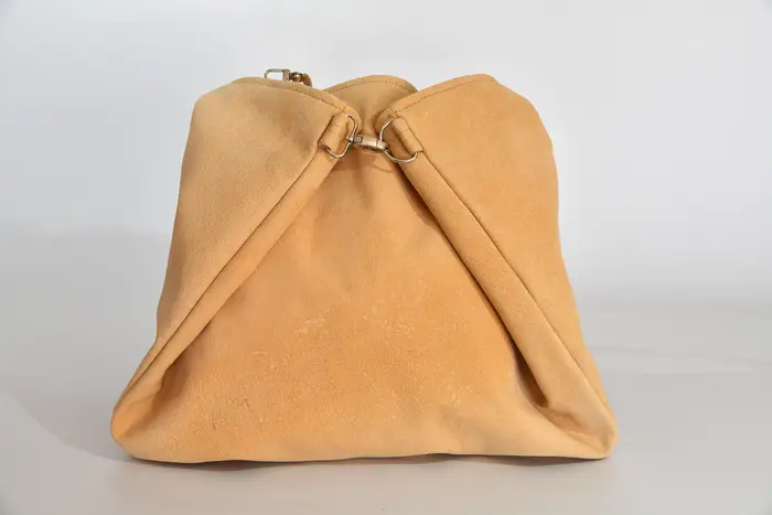 Ledertasche, Sarah M aus geschliffenem Nubuk-Wasserbüffelleder in beige und Schultergurten aus Dickelder, Unikat, hergestellt auf La Palma, Kanarische Inseln, Spanien, Europa