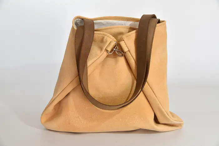 Ledertasche, Sarah M aus geschliffenem Nubuk-Wasserbüffelleder in beige und Schultergurten aus Dickelder, Unikat, hergestellt auf La Palma, Kanarische Inseln, Spanien, Europa