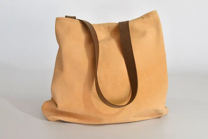 Ledertasche, Sarah M aus geschliffenem Nubuk-Wasserbüffelleder in beige und Schultergurten aus Dickelder, Unikat, hergestellt auf La Palma, Kanarische Inseln, Spanien, Europa