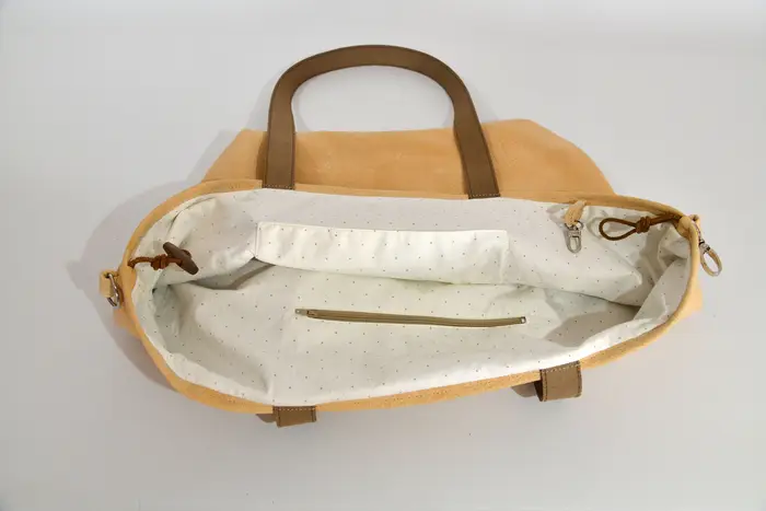 Ledertasche, Sarah M aus geschliffenem Nubuk-Wasserbüffelleder in beige und Schultergurten aus Dickelder, Unikat, hergestellt auf La Palma, Kanarische Inseln, Spanien, Europa