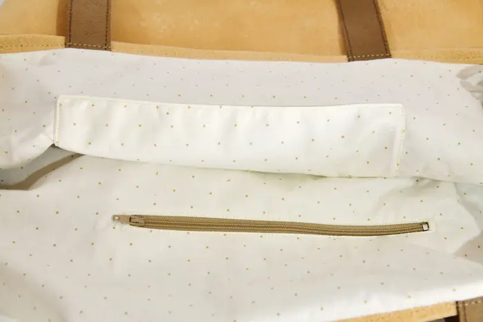 Ledertasche, Sarah M aus geschliffenem Nubuk-Wasserbüffelleder in beige und Schultergurten aus Dickelder, Unikat, hergestellt auf La Palma, Kanarische Inseln, Spanien, Europa
