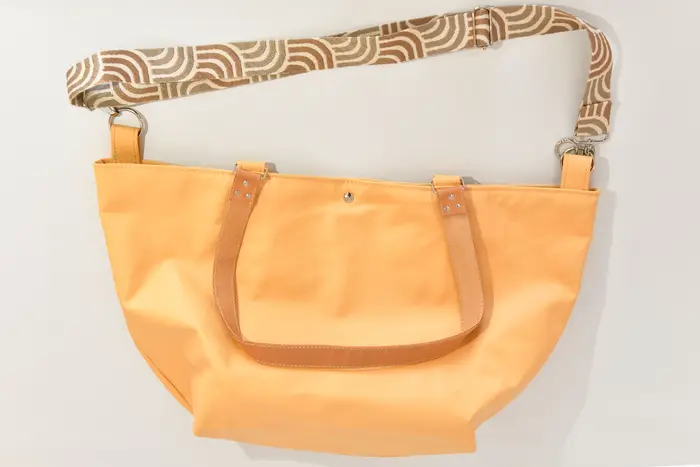 Ledertasche, Sarah playa L aus weichem, strapazierfähigem Rindsleder in bernstein, Unikat, hergestellt auf La Palma, Kanarische Inseln, Spanien, Europa