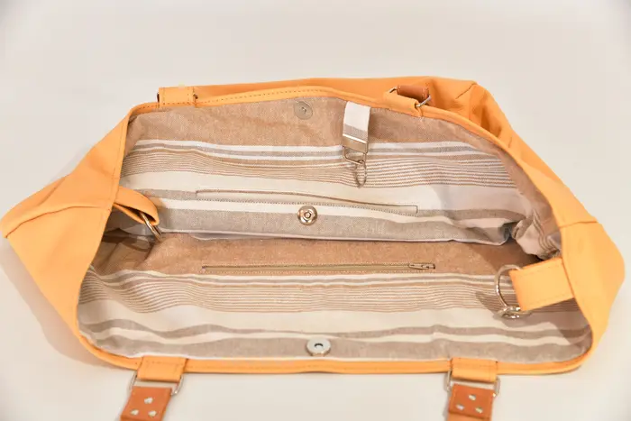 Ledertasche, Sarah playa L aus weichem, strapazierfähigem Rindsleder in bernstein, Unikat, hergestellt auf La Palma, Kanarische Inseln, Spanien, Europa