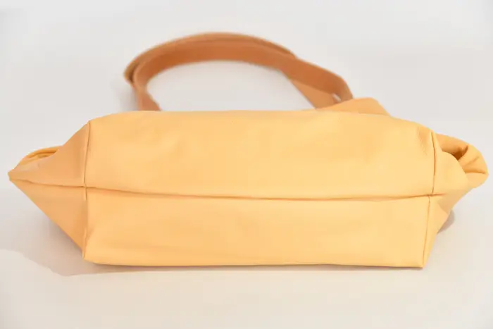 Ledertasche, Sarah playa L aus weichem, strapazierfähigem Rindsleder in bernstein, Unikat, hergestellt auf La Palma, Kanarische Inseln, Spanien, Europa