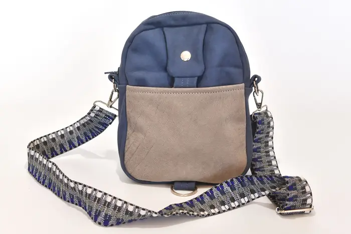 Ledertasche, Adrian M aus geschliffenem Nubuk-Rindsleder in blau und geschliffenem Nubuk-Wasserbüffelleder in babyelefantengrau, Unikat, hergestellt auf La Palma, Kanarische Inseln, Spanien, Europa