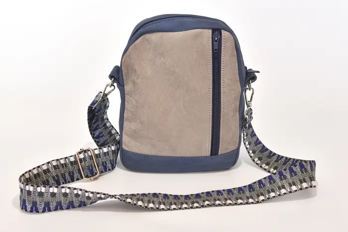 Ledertasche, Adrian M aus geschliffenem Nubuk-Rindsleder in blau und geschliffenem Nubuk-Wasserbüffelleder in babyelefantengrau, Unikat, hergestellt auf La Palma, Kanarische Inseln, Spanien, Europa