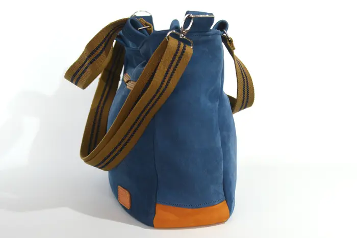 Lena M aus geschliffenem Nubuk-Rindsleder in blau und cognac
