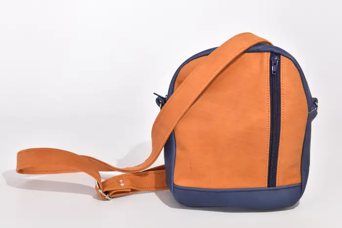 Ledertasche, Adrian M aus geschliffenem Nubuk-Rindsleder in blau und cognac, Unikat, hergestellt auf La Palma, Kanarische Inseln, Spanien, Europa