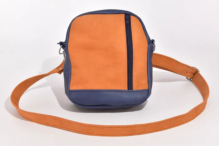 Ledertasche, Adrian M aus geschliffenem Nubuk-Rindsleder in blau und cognac, Unikat, hergestellt auf La Palma, Kanarische Inseln, Spanien, Europa