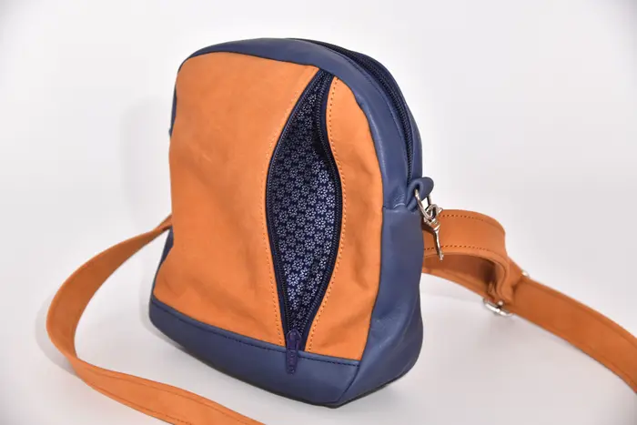 Ledertasche, Adrian M aus geschliffenem Nubuk-Rindsleder in blau und cognac, Unikat, hergestellt auf La Palma, Kanarische Inseln, Spanien, Europa