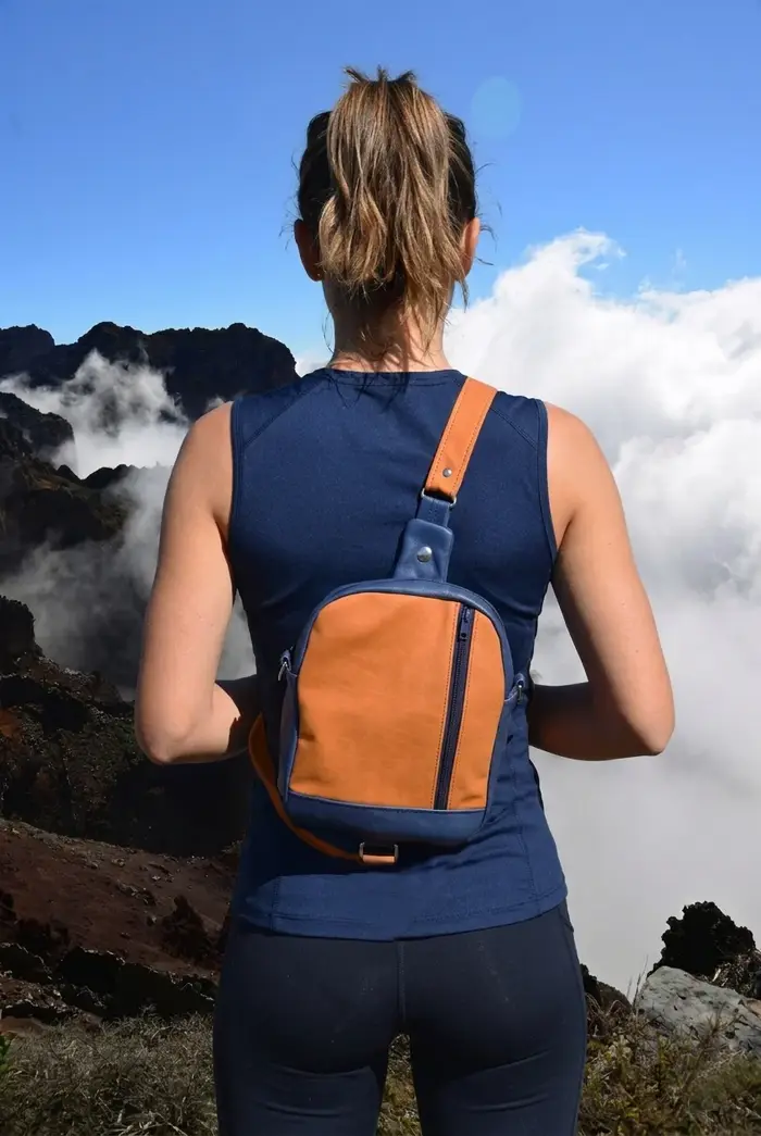 Frau trägt Ledertasche Modell Adrian M Art. 24103, Unikat, hergestellt auf La Palma, Kanarische Inseln, Spanien, Europa